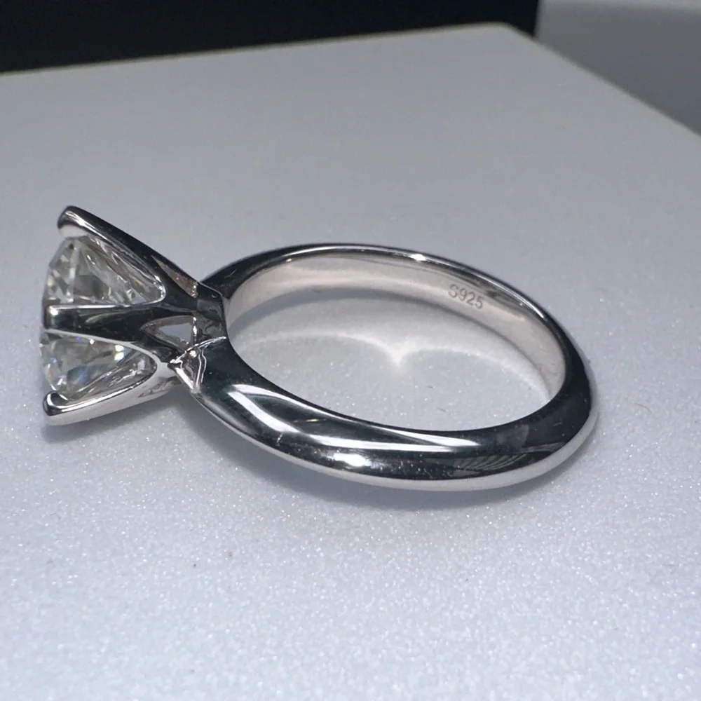 Stunning Silver Ring with Brilliant 3 ct Moissanite Clear Stone